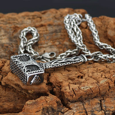 Mjolnir-Halskette mit dem Yggdrasil-Lebensbaum verziert