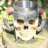 Teetasse mit Totenkopf und gekreuzten Knochen