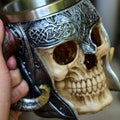 Teetasse mit Totenkopf und gekreuzten Knochen
