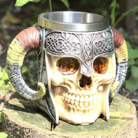 Teetasse mit Totenkopf und gekreuzten Knochen